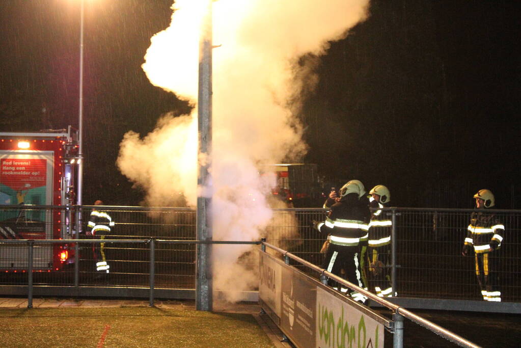 Brand in lichtmast bij voetbalveld