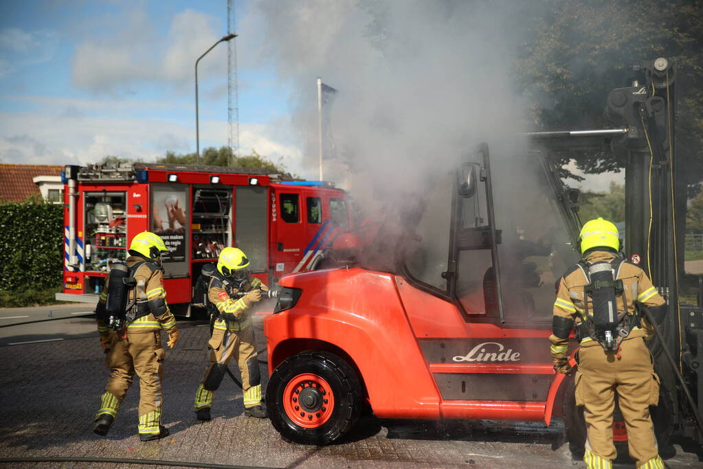 Brandweer blust brandende heftruck