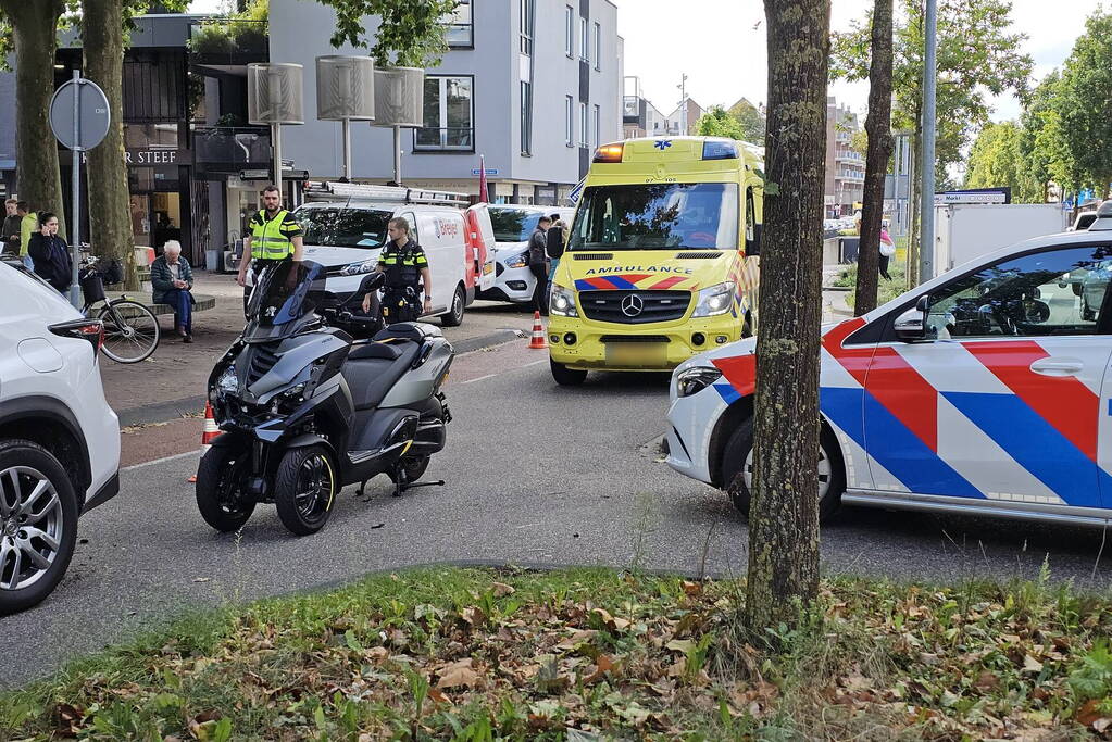 Twee auto's en motor in botsing