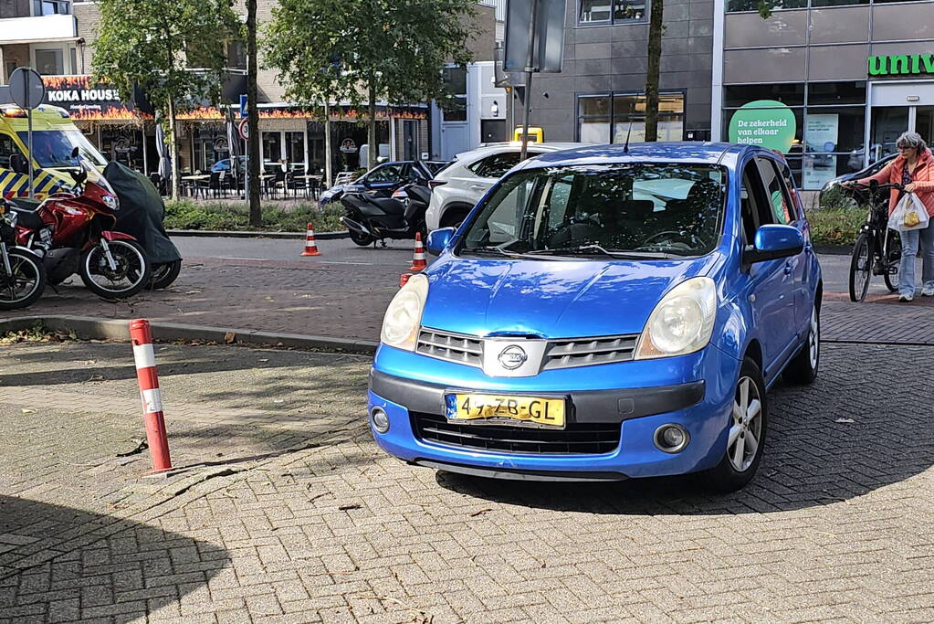 Twee auto's en motor in botsing