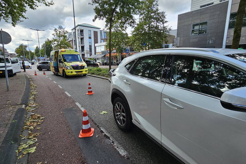Twee auto's en motor in botsing