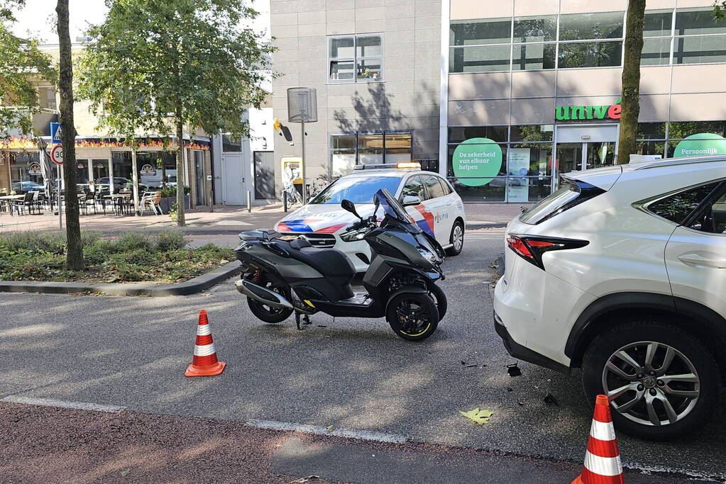 Twee auto's en motor in botsing