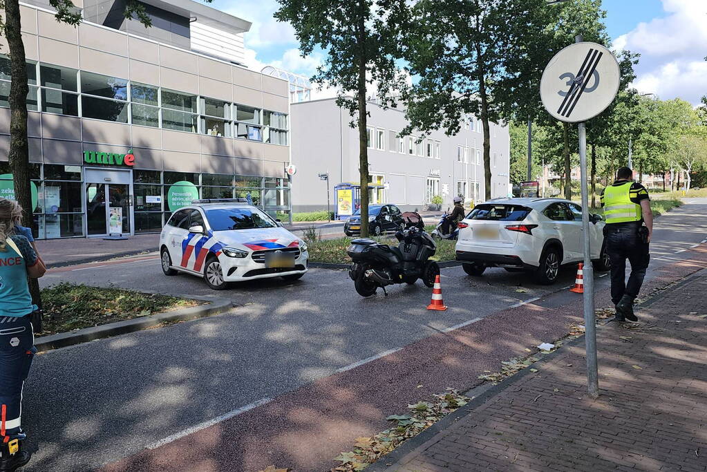Twee auto's en motor in botsing