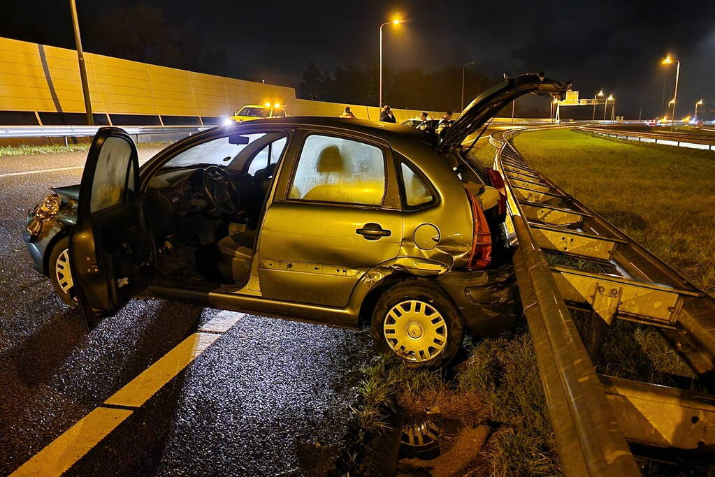 Automobilist botst tegen vangrail