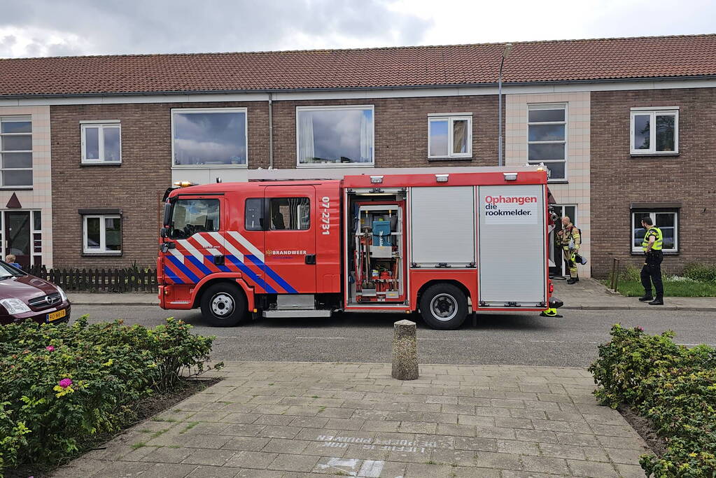 Brandweer slaat deur in om brand te kunnen blussen