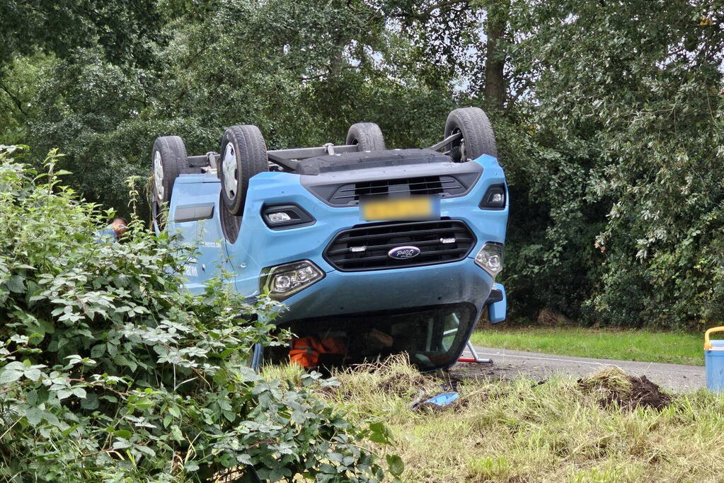 Bestelbus belandt op op zijn kop na aanrijding