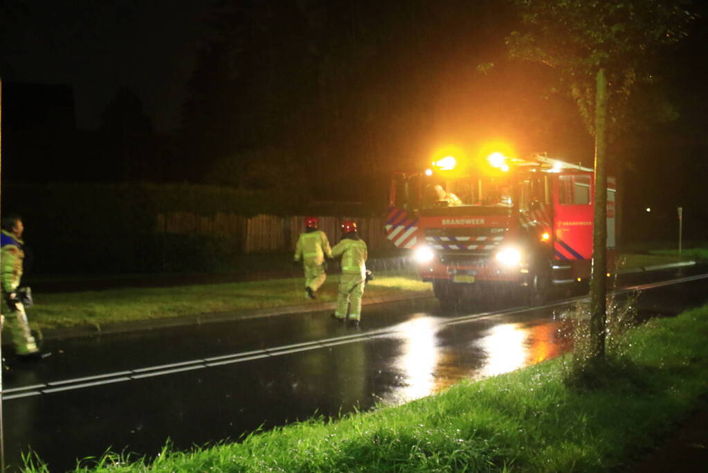 Brandweer verwijdert grote tak