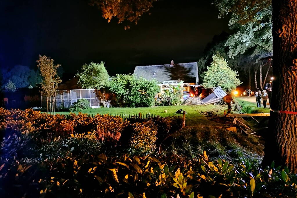 Enorme ravage nadat auto woning inrijd, 15-jarige aangehouden