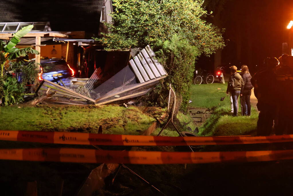 Enorme ravage nadat auto woning inrijd, 15-jarige aangehouden