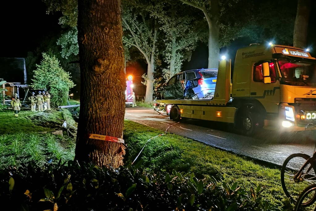 Enorme ravage nadat auto woning inrijd, 15-jarige aangehouden