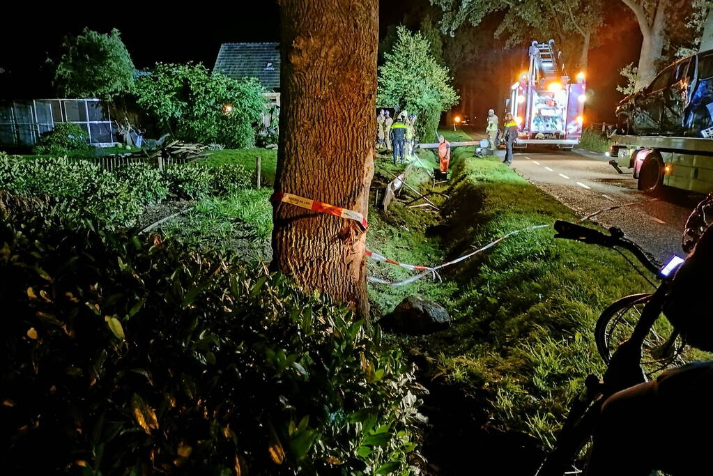 Enorme ravage nadat auto woning inrijd, 15-jarige aangehouden