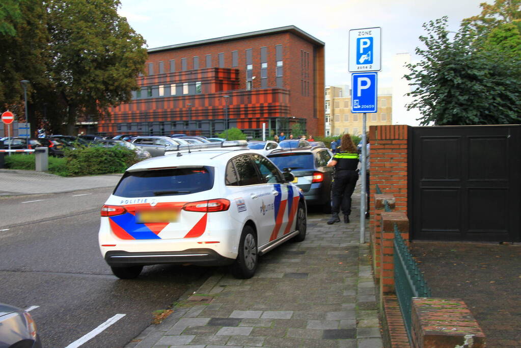 Personenauto en scooter in botsing