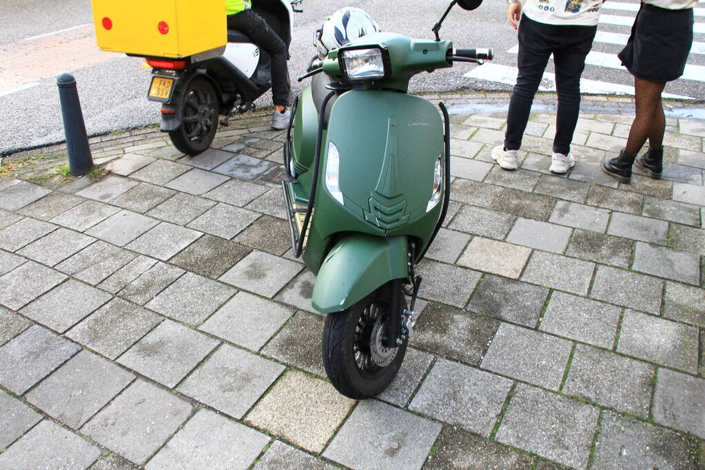 Personenauto en scooter in botsing