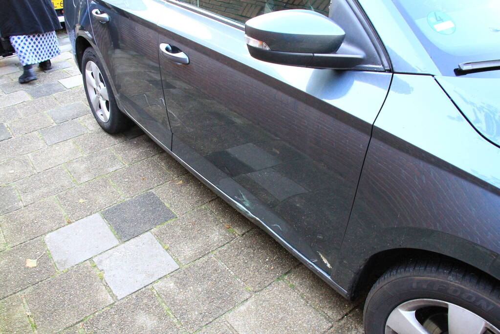 Personenauto en scooter in botsing