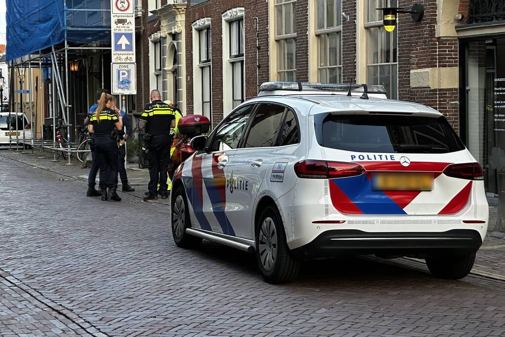 Verkeersregelaar aangereden, automobilist doorgereden