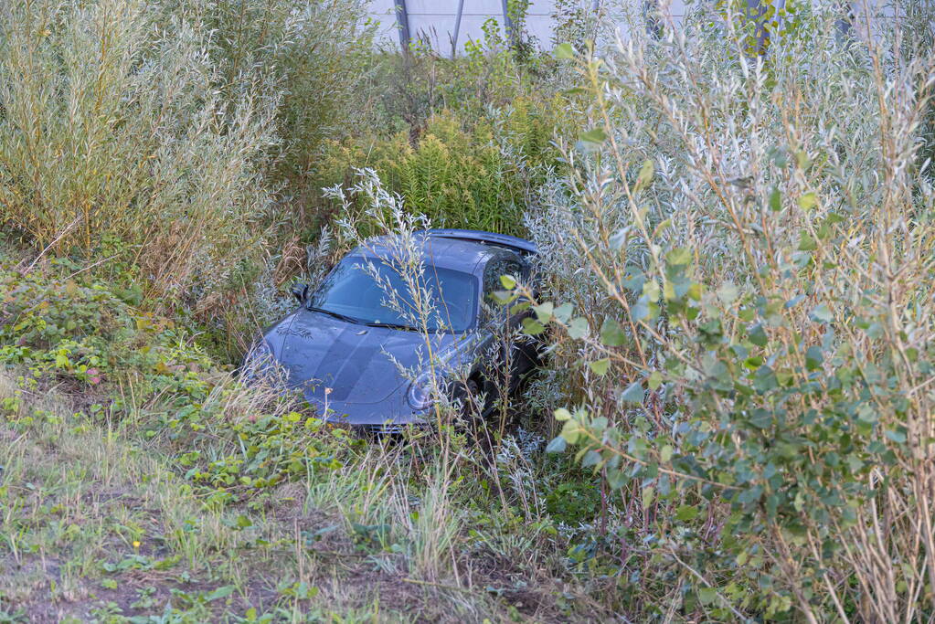 Bestuurder crasht met dure Porsche