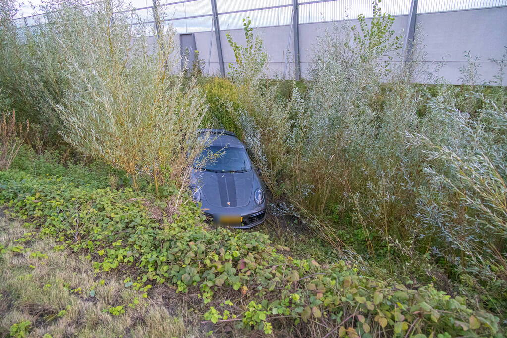 Bestuurder crasht met dure Porsche
