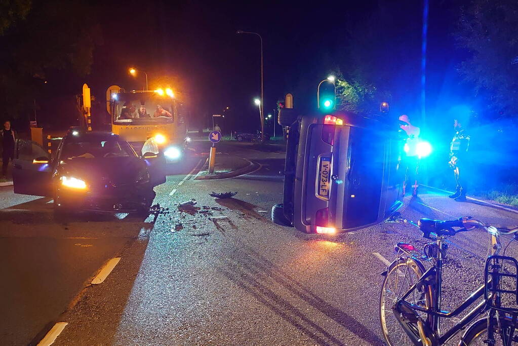 Veel schade bij ongeval tussen twee auto's
