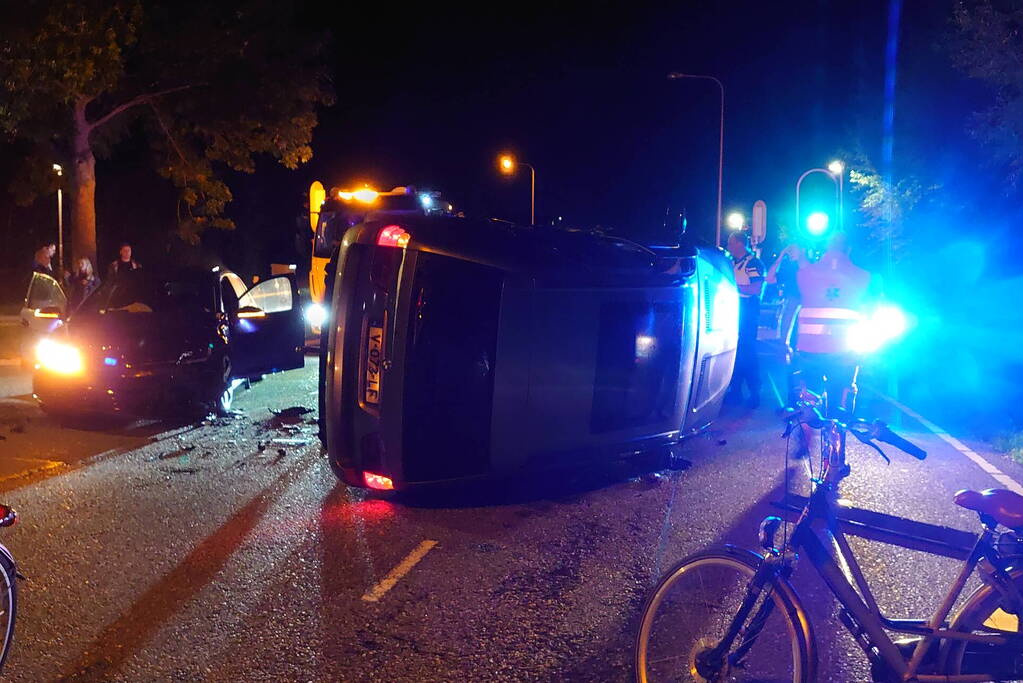 Veel schade bij ongeval tussen twee auto's