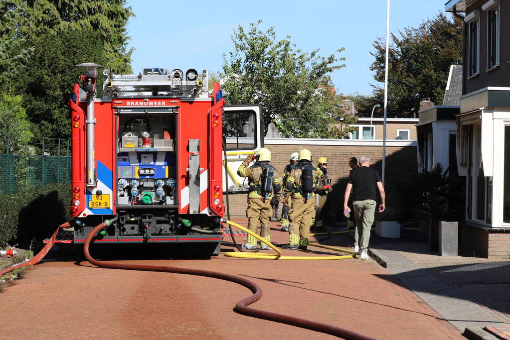 Hevige brand in garageboxen naast woning