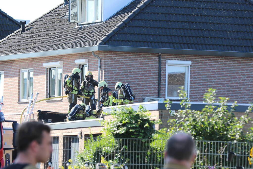 Hevige brand in garageboxen naast woning