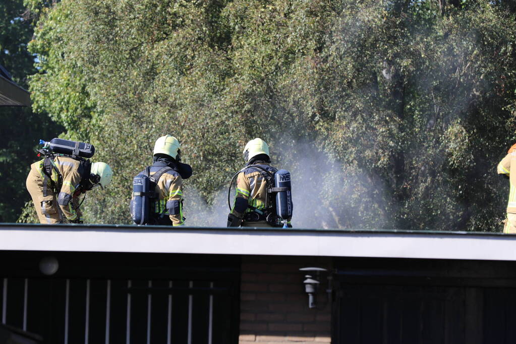 Hevige brand in garageboxen naast woning