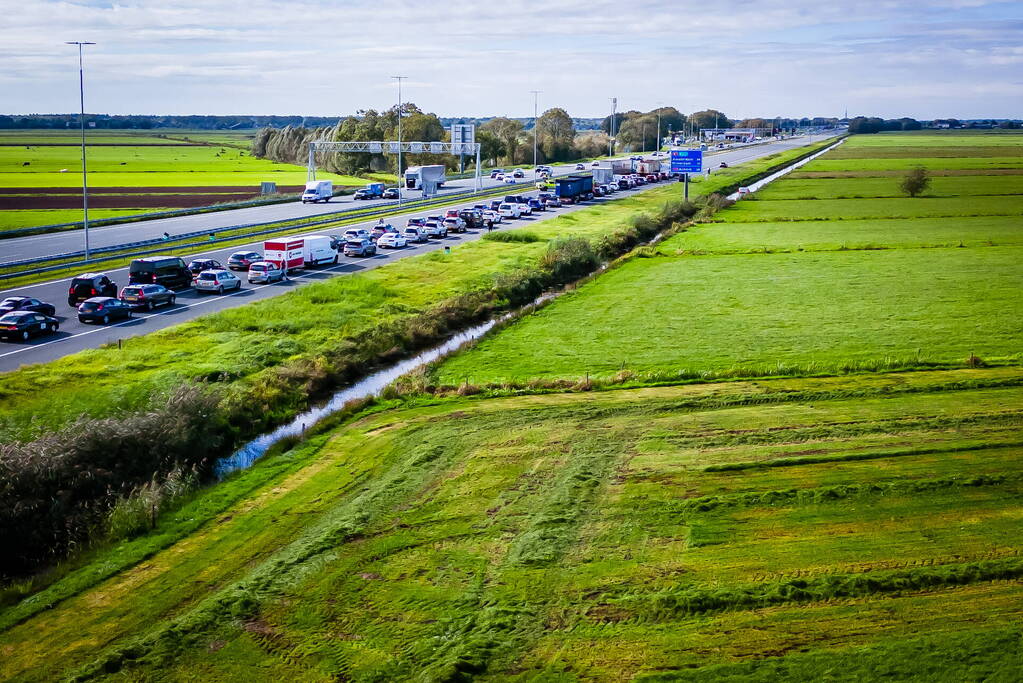 Auto belandt in sloot na botsing