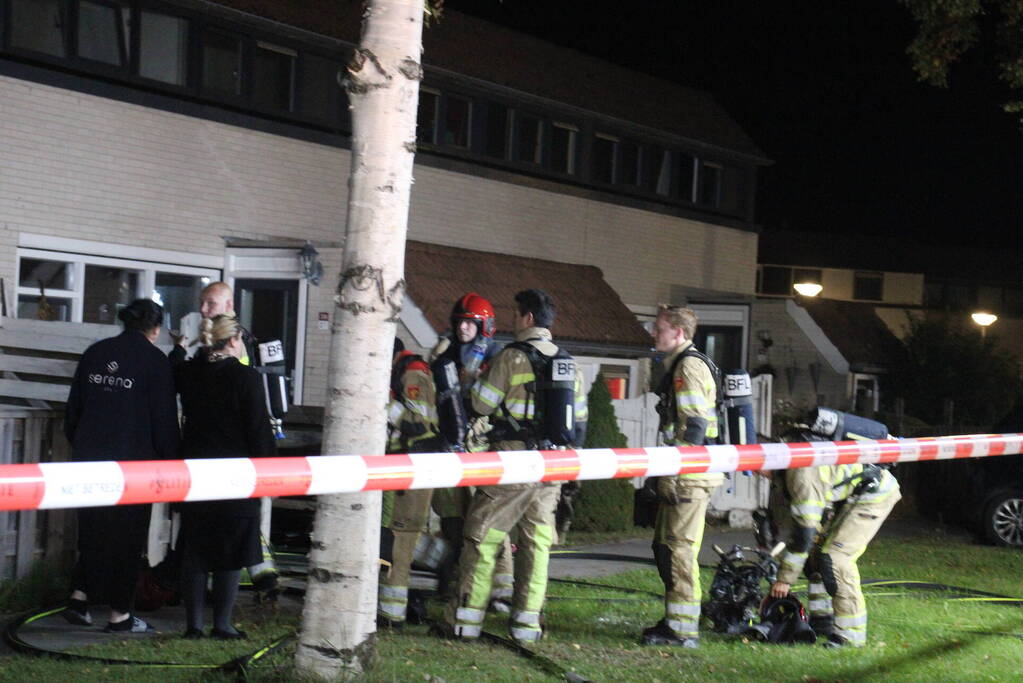 Rookontwikkeling uit woning, persoon naar ziekenhuis