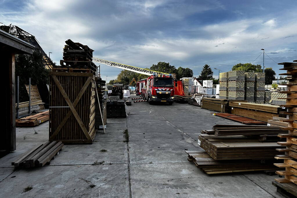 Brandweer blust na bij uitgebrande boerderij