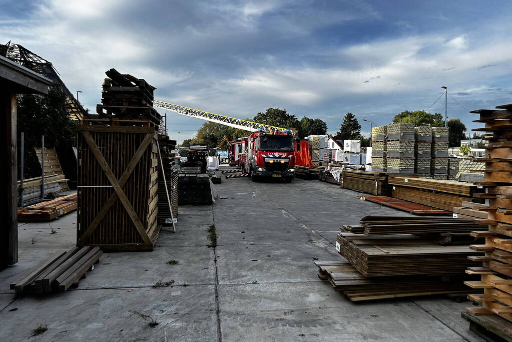 Brandweer blust na bij uitgebrande boerderij