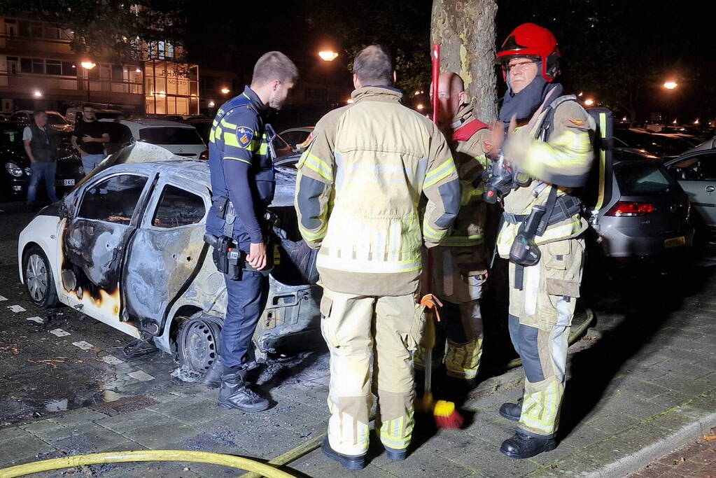 Twee auto's zwaar beschadigd door brand