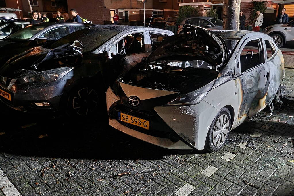 Twee auto's zwaar beschadigd door brand
