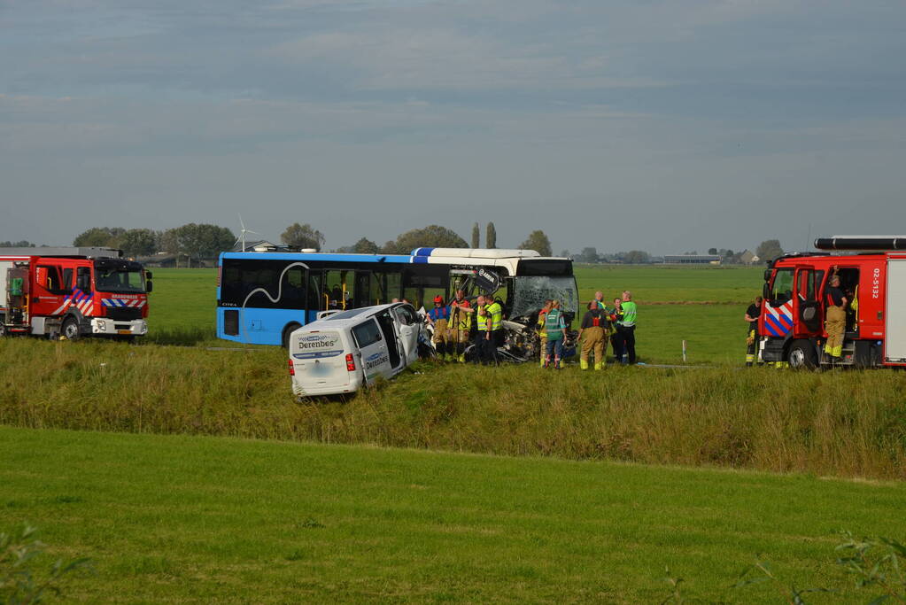 Ernstige aanrijding tussen taxibus en lijnbus