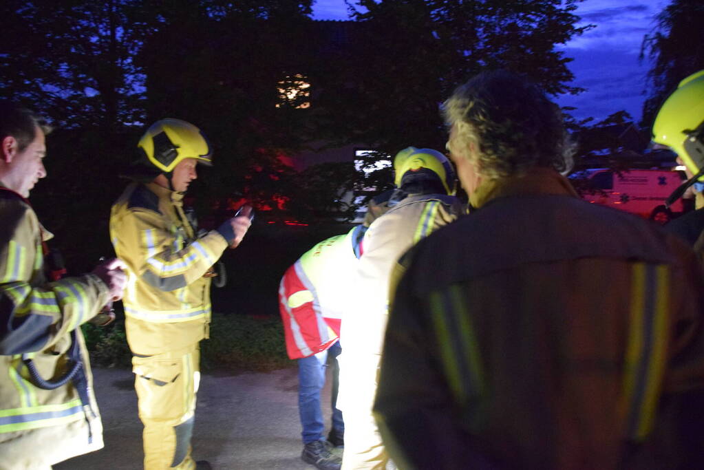 Reiger uit grill van auto bevrijdt