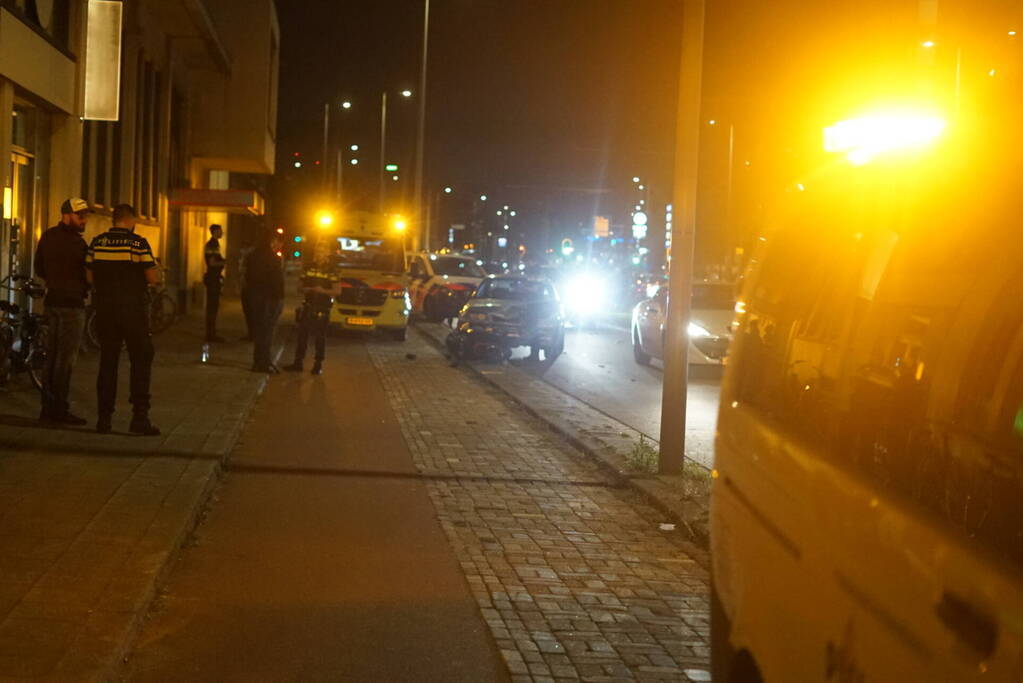 Motorrijder en personenauto in botsing