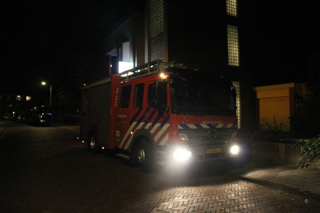 Brandweer doet onderzoek naar brandlucht