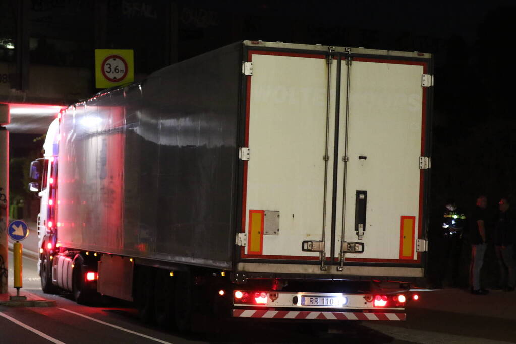 Verstoring treinverkeer door klemgereden vrachtwagen