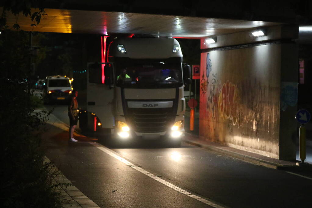 Verstoring treinverkeer door klemgereden vrachtwagen