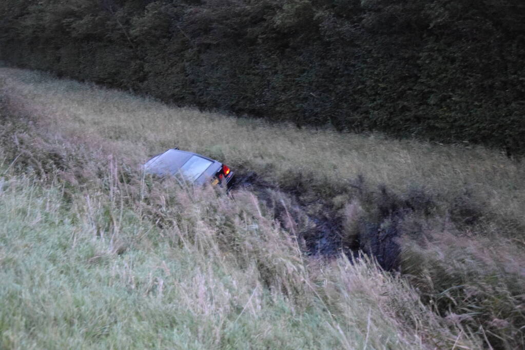 Auto aangetroffen in sloot, bestuurder verlaat voertuig