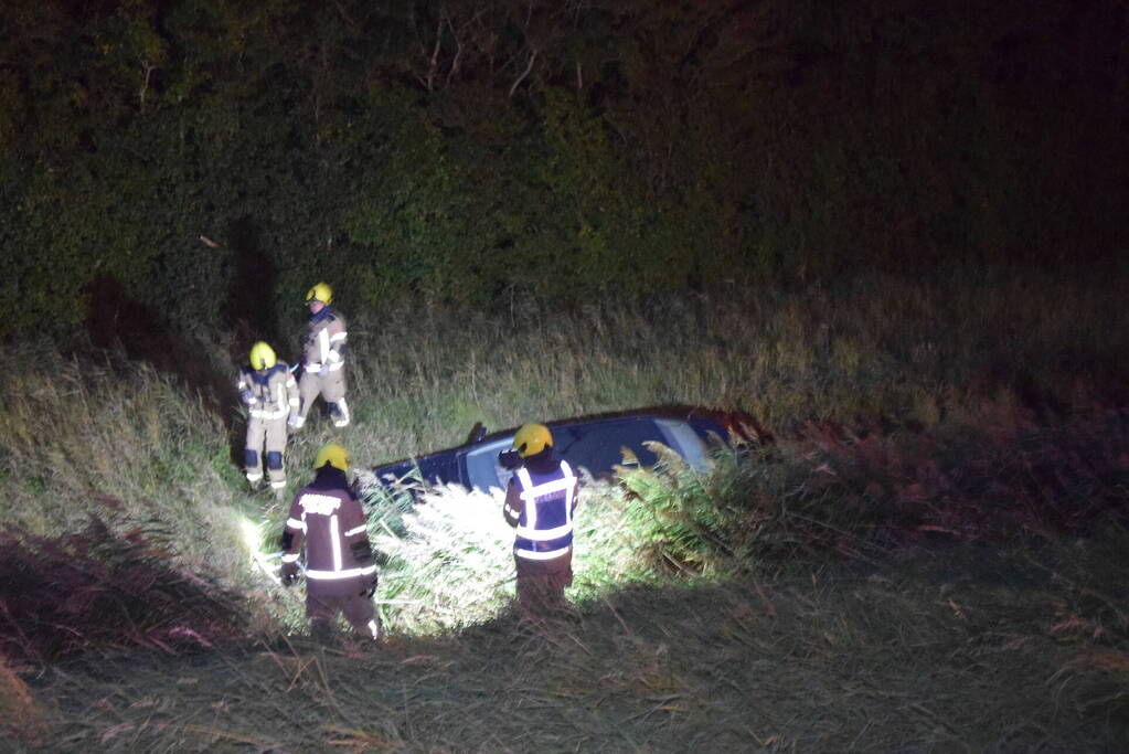 Auto aangetroffen in sloot, bestuurder verlaat voertuig