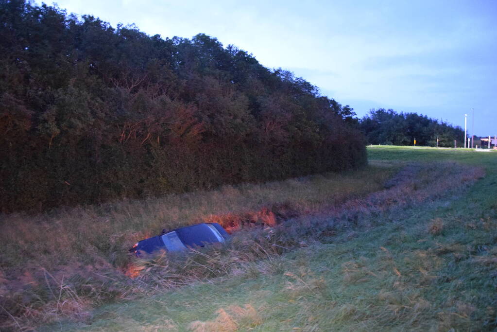 Auto aangetroffen in sloot, bestuurder verlaat voertuig