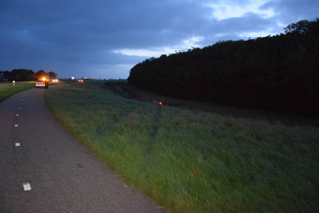 Auto aangetroffen in sloot, bestuurder verlaat voertuig