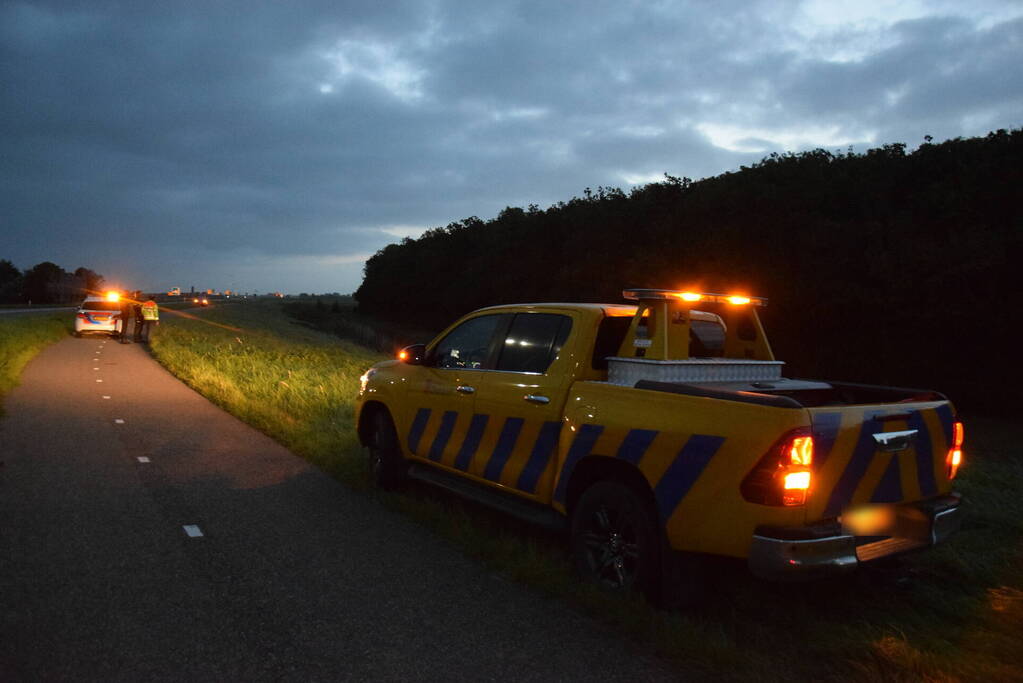 Auto aangetroffen in sloot, bestuurder verlaat voertuig