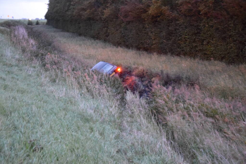 Auto aangetroffen in sloot, bestuurder verlaat voertuig