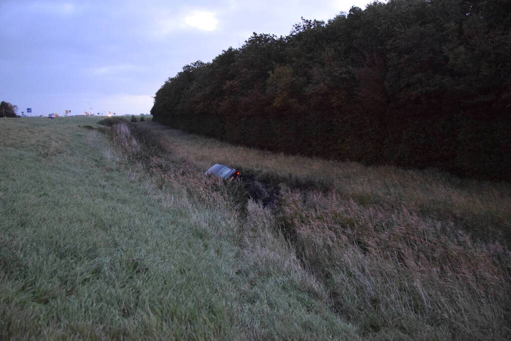 Auto aangetroffen in sloot, bestuurder verlaat voertuig
