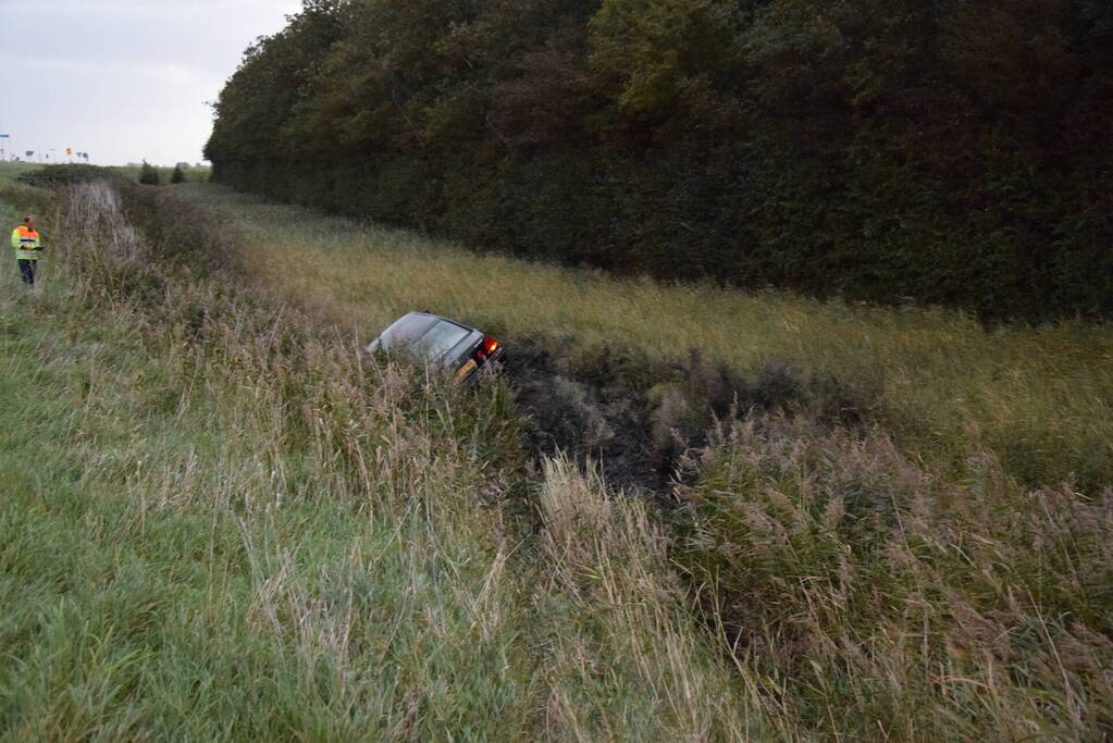 Auto aangetroffen in sloot, bestuurder verlaat voertuig