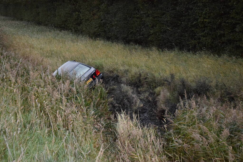 Auto aangetroffen in sloot, bestuurder verlaat voertuig