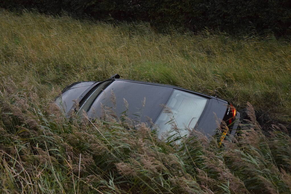 Auto aangetroffen in sloot, bestuurder verlaat voertuig