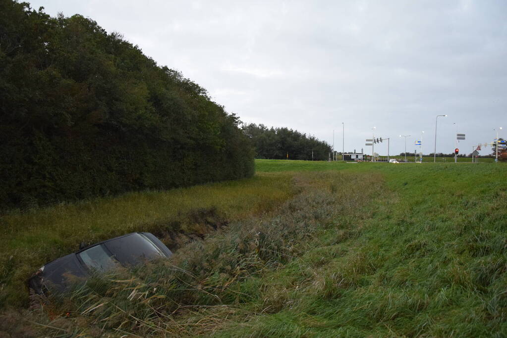 Auto aangetroffen in sloot, bestuurder verlaat voertuig