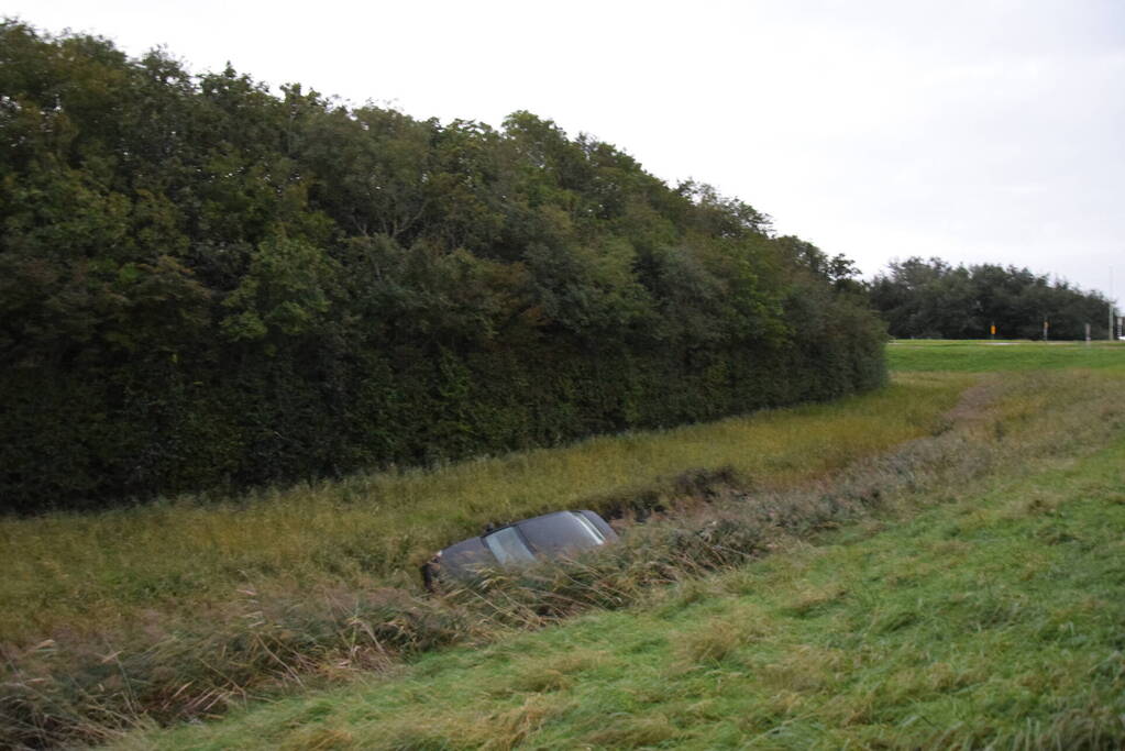 Auto aangetroffen in sloot, bestuurder verlaat voertuig